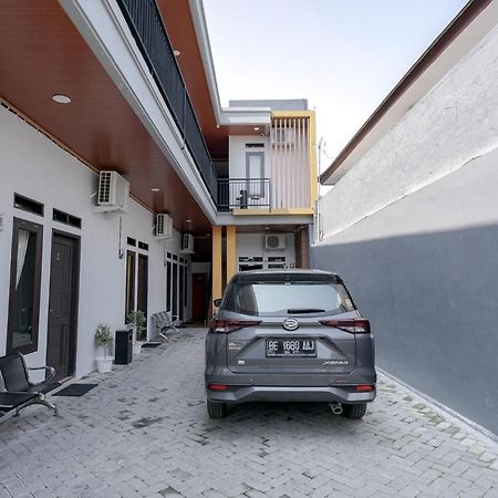 Отель Reddoorz @ Jalan Urip Sumoharjo Lampung Бандар-Лампунг Экстерьер фото