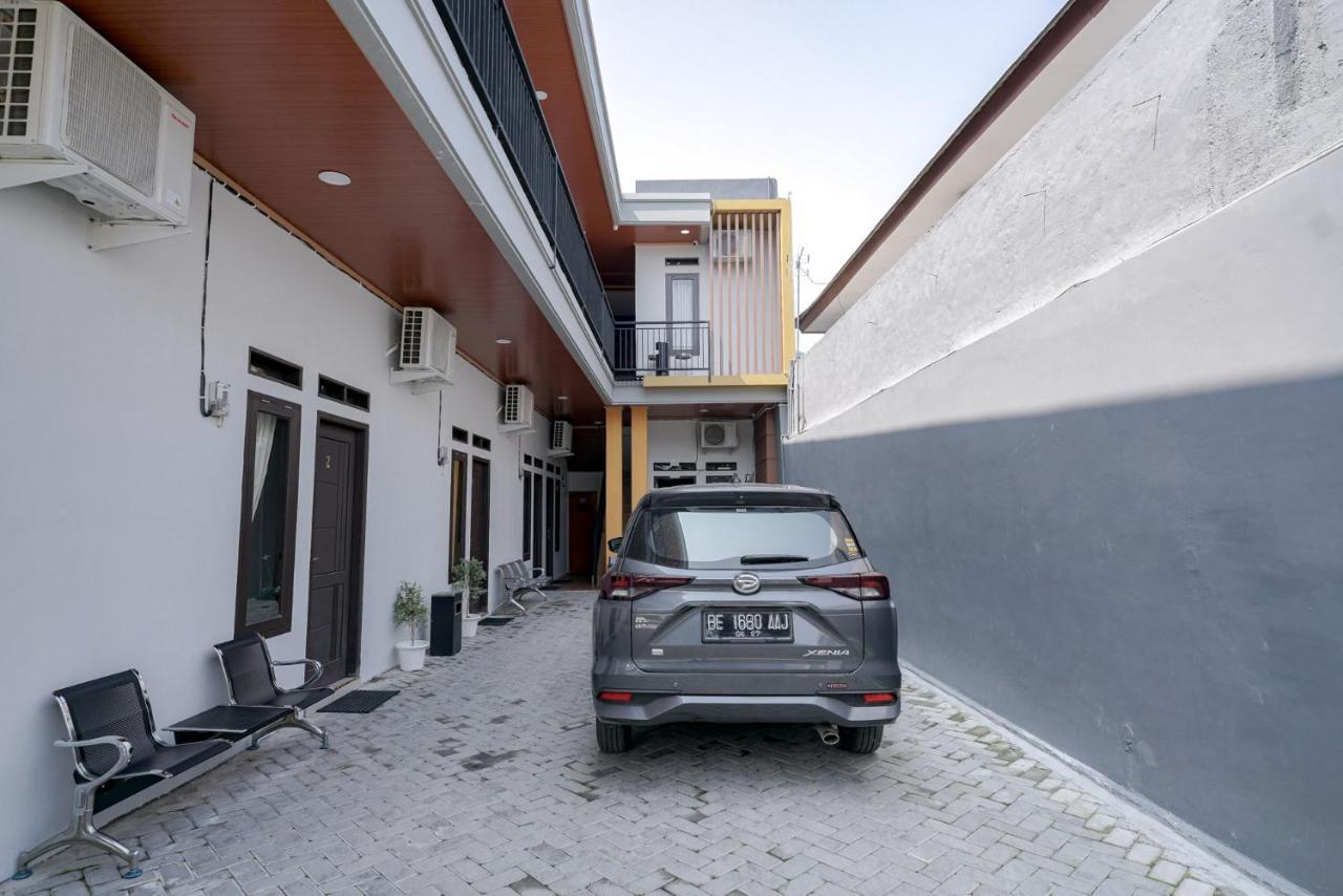 Отель Reddoorz @ Jalan Urip Sumoharjo Lampung Бандар-Лампунг Экстерьер фото